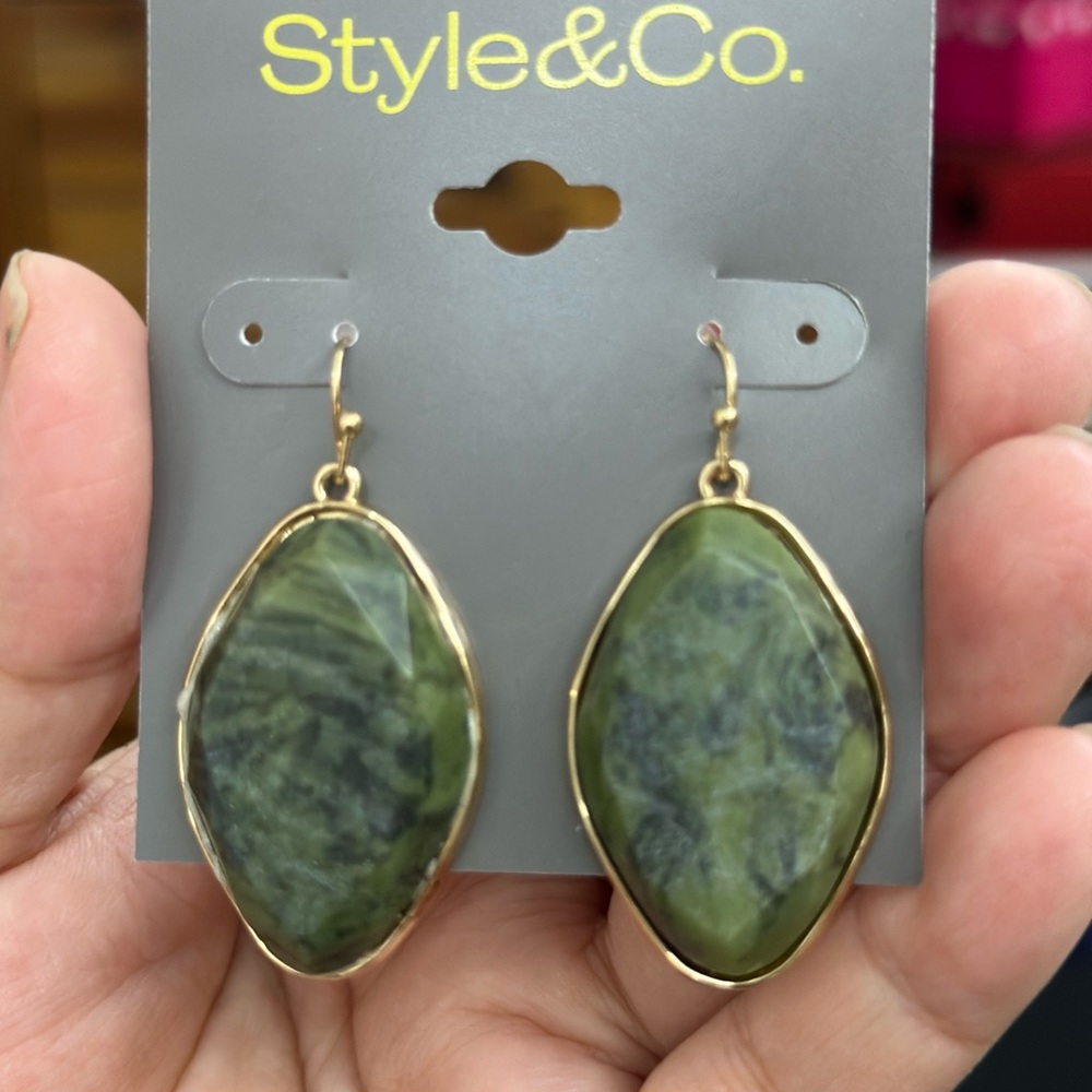 SBLU LG STONE DROP
TOWER Style & Co. Green and Gold Earrings